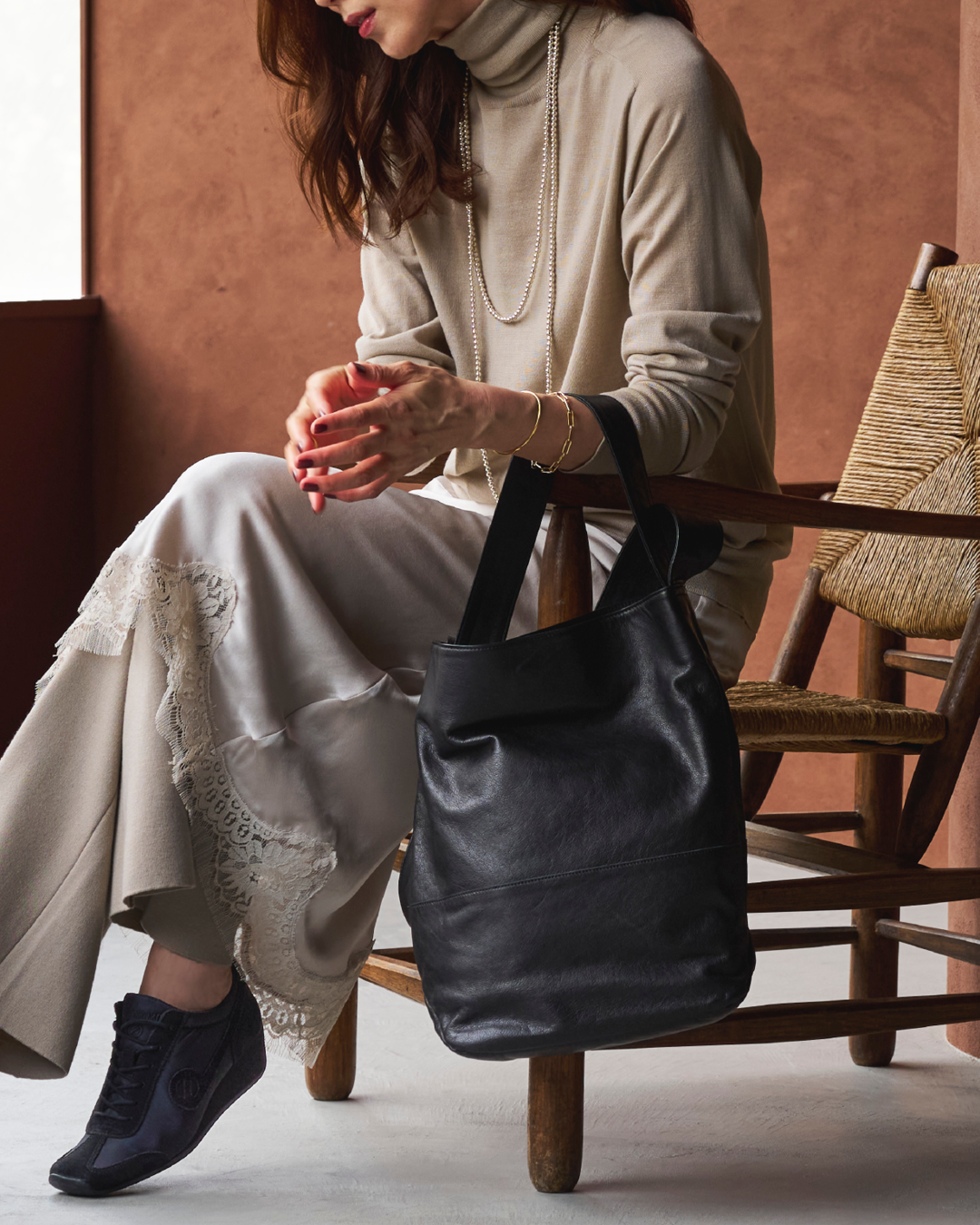 A4 ONE SHOULDER BUCKET | BLACK