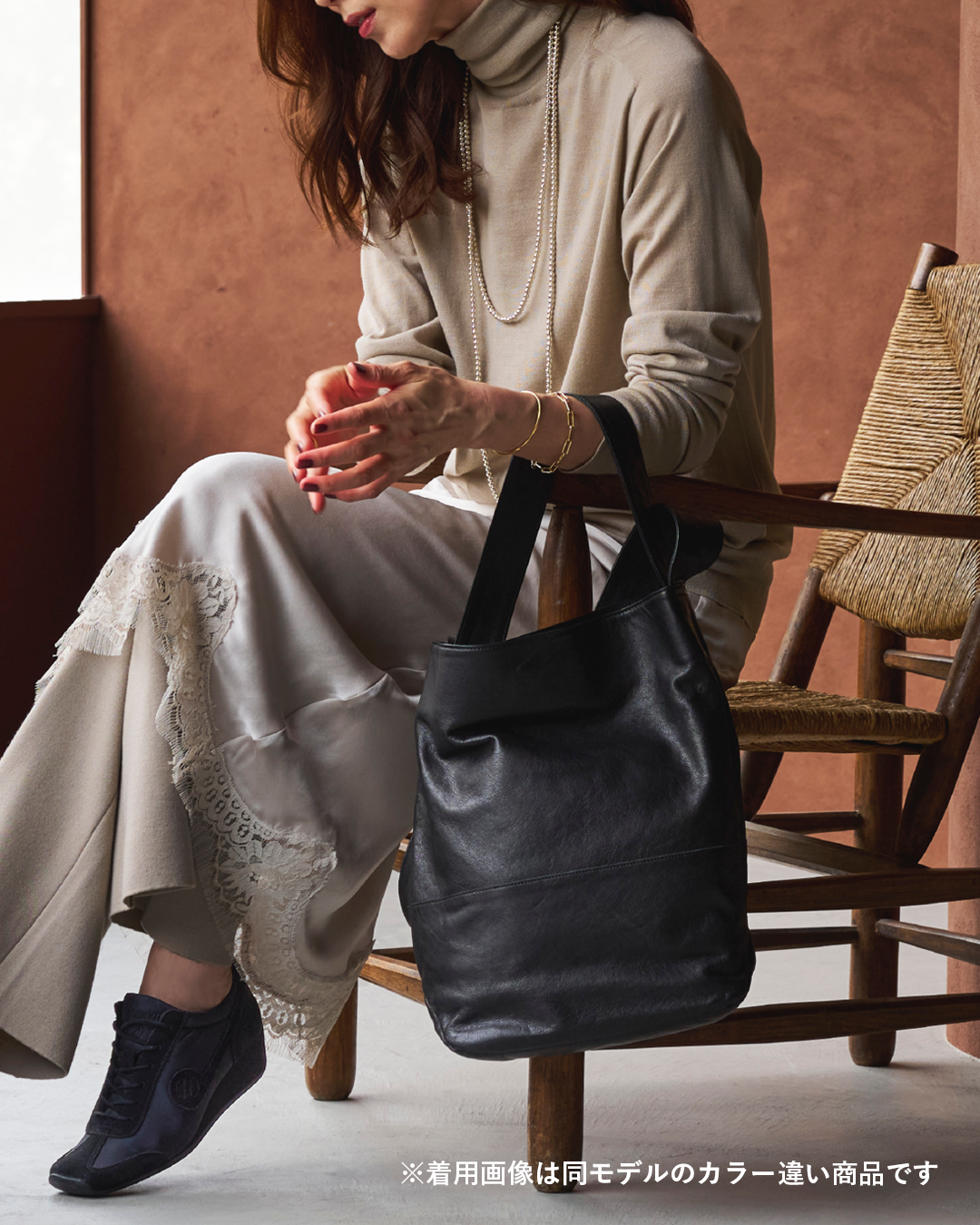 A4 ONE SHOULDER BUCKET | GRAY