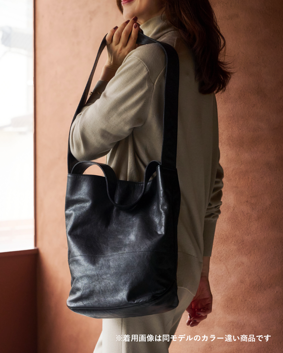 A4 ONE SHOULDER BUCKET | GRAY
