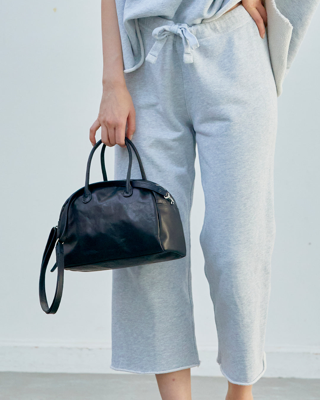ROUND BOSTON + SHOULDER | BLACK