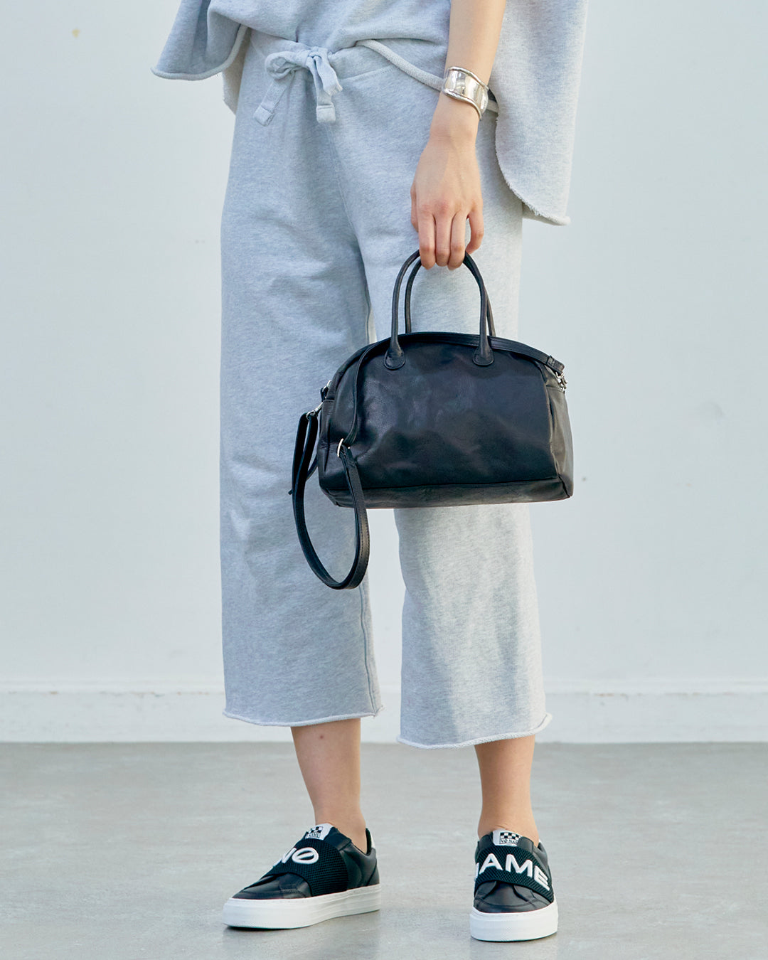 ROUND BOSTON + SHOULDER | BLACK