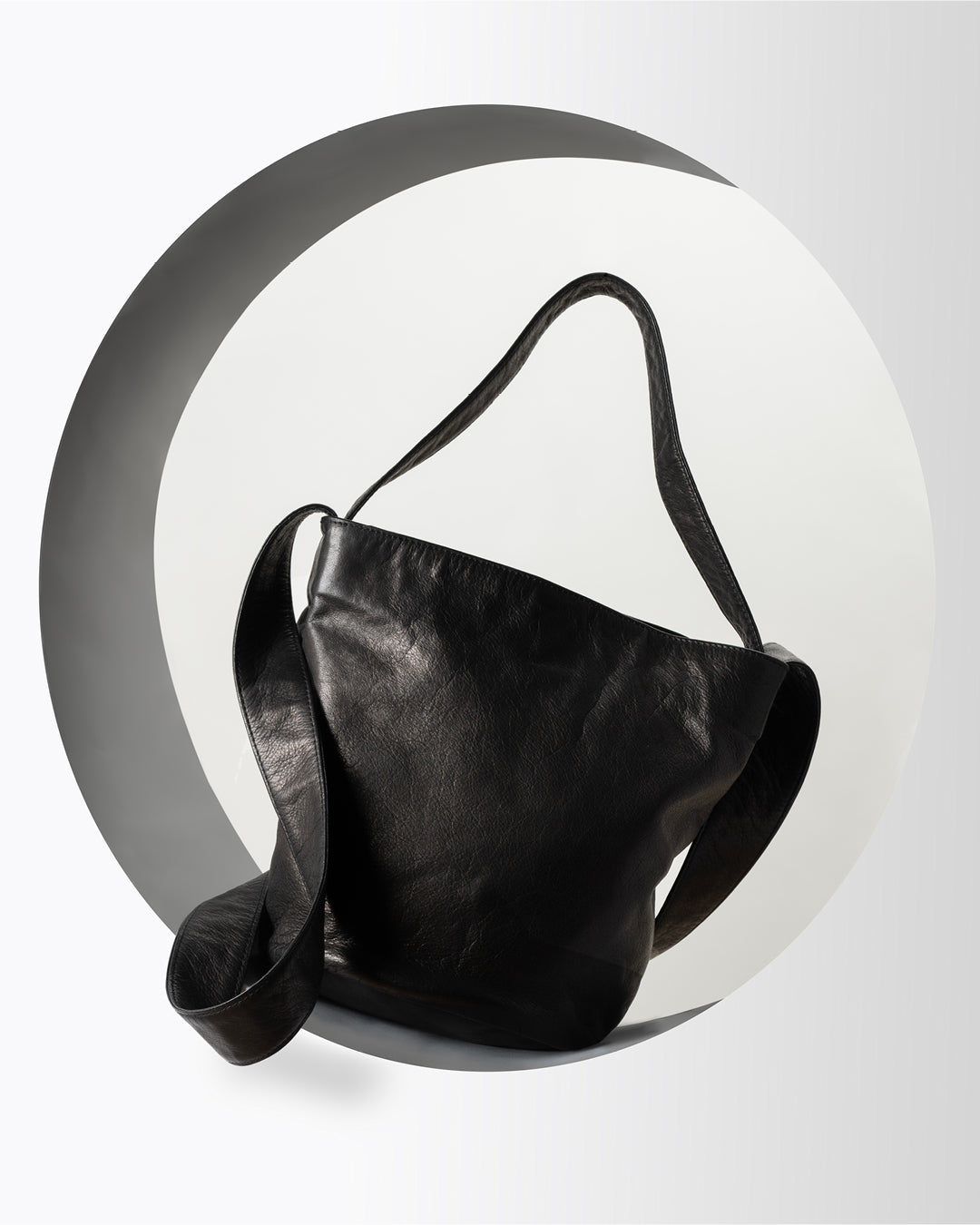 A4 ONE SHOULDER BUCKET | BLACK